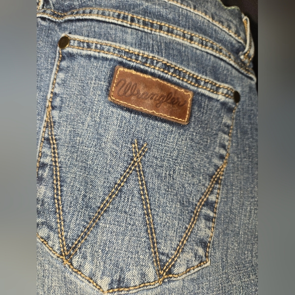 Wrangler Women's Classic Boot Cut Slim Straight Blue Jeans - Picture 3 of 6